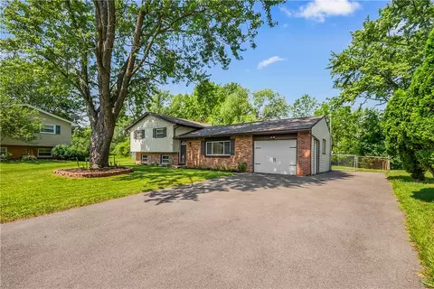 25 Green Ivy Cir, Rochester, NY 14623