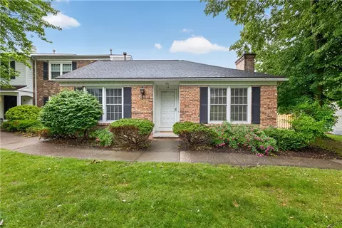 18 New Wickham Dr, Penfield, NY 14526