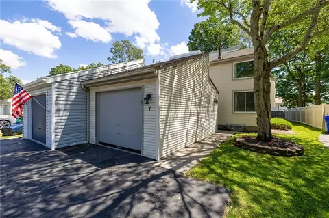 7 Brimsdown Cir, Perinton, NY 14450