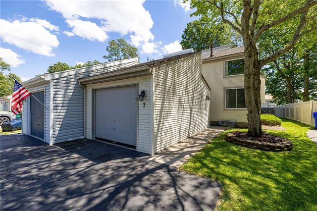 7 Brimsdown Cir, Perinton, NY 14450