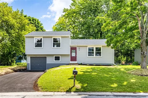 32 Coachlight Cir, Farmington, NY 14425