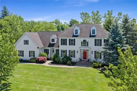 8 Turning Leaf Dr, Pittsford, NY 14534