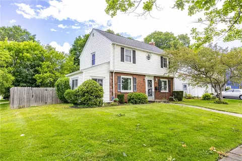 218 Somershire Dr, Irondequoit, NY 14617