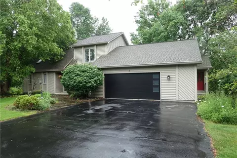 15 Valewood Run, Penfield, NY 14526