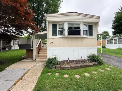 37 Keuka Ln, Manchester, NY 14504