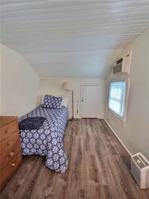 Bedroom - 809 Farleys Point Rd, Springport, NY 13160 photo 2 of 3