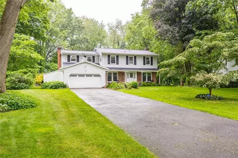 10 Glendower Cir, Pittsford, NY 14534
