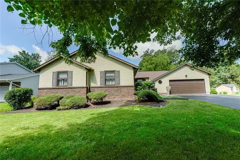 67 Briar Wood Ln, Greece, NY 14626