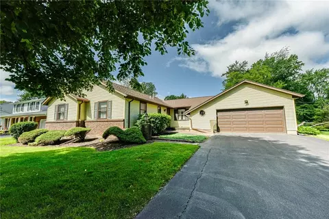 67 Briar Wood Ln, Greece, NY 14626