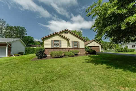 67 Briar Wood Ln, Greece, NY 14626