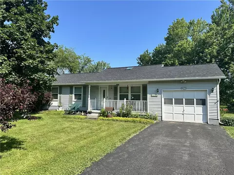 1425 Brookedge Dr, Hamlin, NY 14464