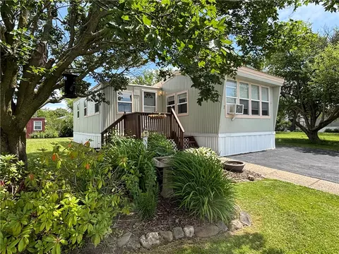 17 Farmingdale Dr, Hamlin, NY 14464
