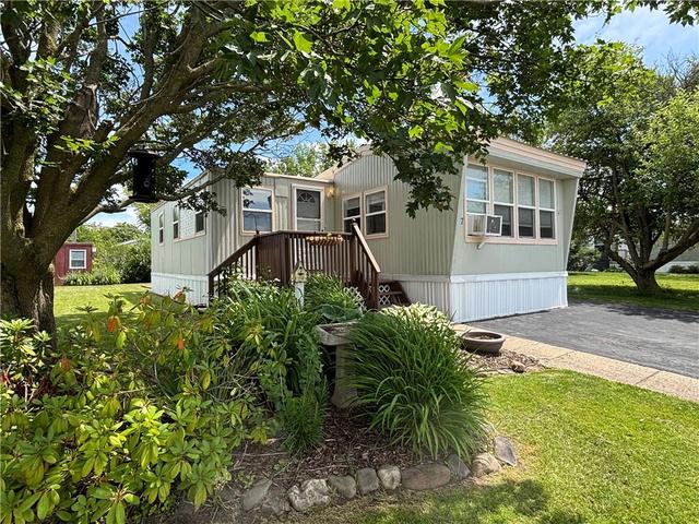 17 Farmingdale Dr, Hamlin, NY 14464