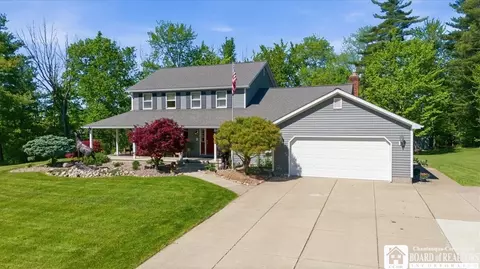 5343 Oakridge Dr, Hamburg, NY 14075