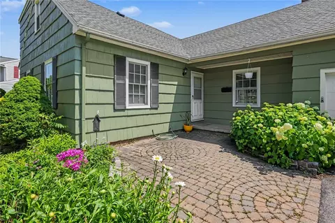 67 Dunrovin Ln, Rochester, NY 14618