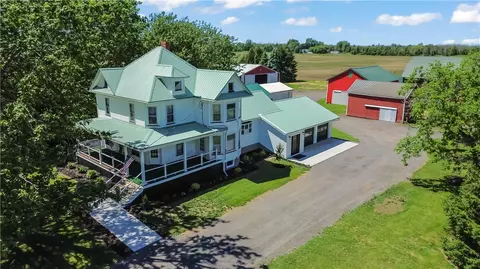 15607 Lakeshore Rd, Kent, NY 14477