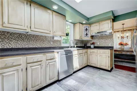 Kitchen - 643 Chatelaine Dr, Webster, NY 14580 photo 2 of 3