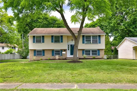 37 Ledgewood Cir, Greece, NY 14615