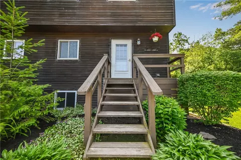 7 Pinewood Ln, South Bristol, NY 14512