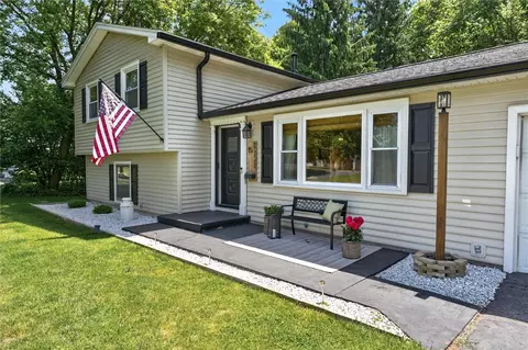 15 White Oak Ln, Perinton, NY 14450
