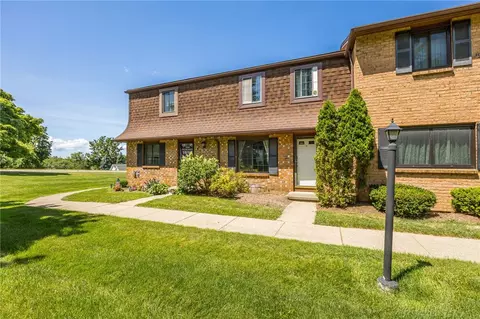 8 Surrey Hl, Rochester, NY 14623