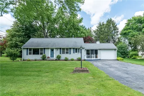 2 Sanhurst Dr, Wheatland, NY 14546
