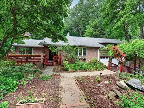 6 Far View Hills Rd, Brighton, NY 14620