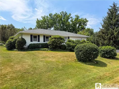 7 Swan St, Hanover, NY 14062