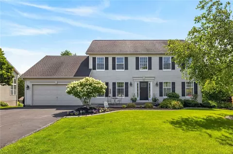 12 Shady Pine Ln, Greece, NY 14612