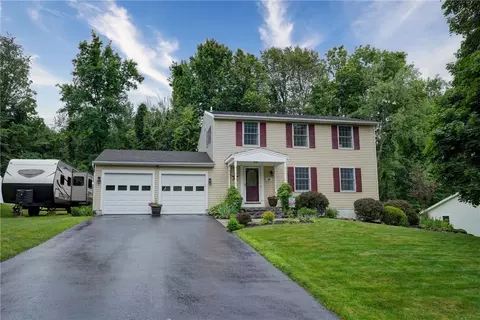 98 Peakview Dr, Henrietta, NY 14467