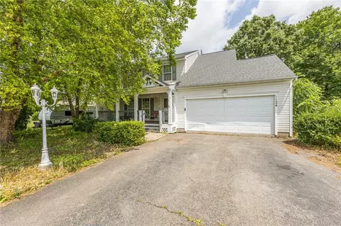1124 Belmont Dr, Farmington, NY 14425