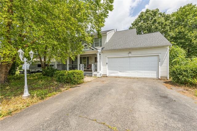 1124 Belmont Dr, Farmington, NY 14425