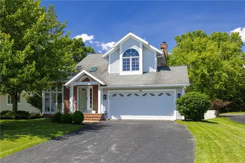 84 Legacy Oak Trl, Pittsford, NY 14534
