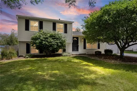 1747 Elmwood Cir, Farmington, NY 14425