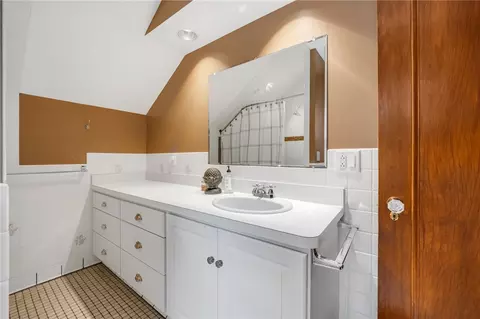 Bath - 489 Helendale Rd, Irondequoit, NY 14609 photo 3 of 4