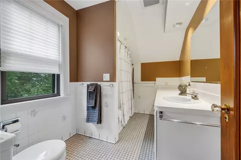 Bath - 489 Helendale Rd, Irondequoit, NY 14609 photo 2 of 4