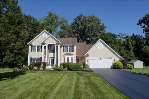 992 La Quinta Dr, Webster, NY 14580