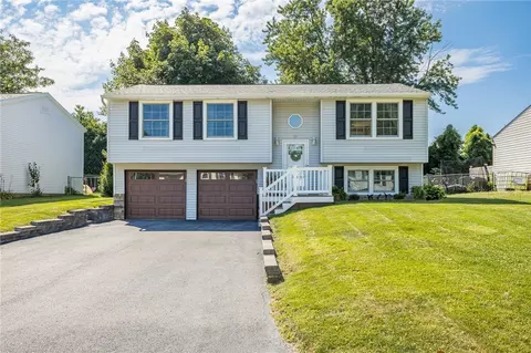 10 Coachlight Cir, Farmington, NY 14425