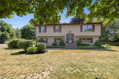 27 Carriage Ct, Pittsford, NY 14534