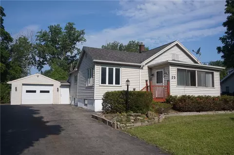25 Beechwood Dr, Gates, NY 14606