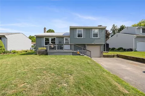 49 Coachlight Cir, Farmington, NY 14425