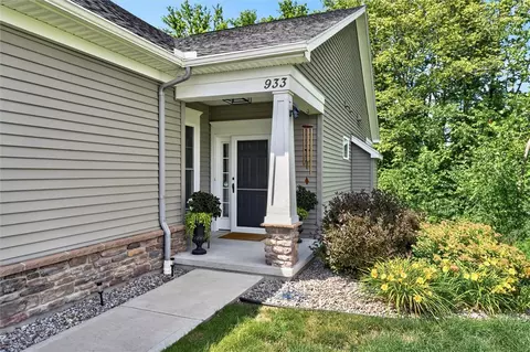 Exterior - 933 Pathway Ln, Webster, NY 14580 photo 2 of 9