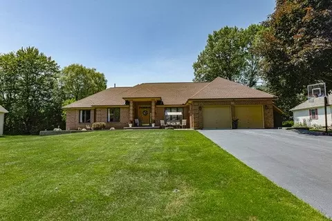 574 Melwood Dr, Greece, NY 14626