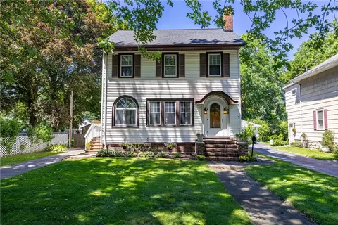 30 Rawlinson Rd, Irondequoit, NY 14617