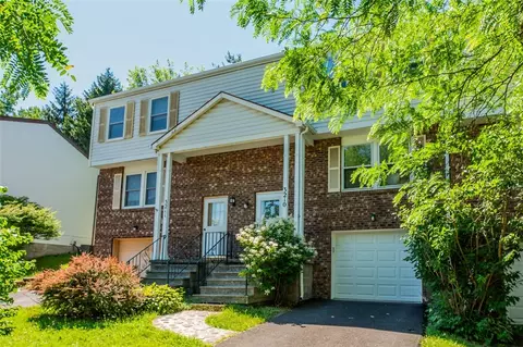 3210 Sherwood Dr, Walworth, NY 14568