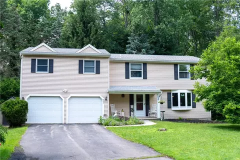 902 Copperkettle Rd, Webster, NY 14580