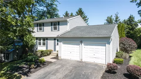 3298 Goldenrod Ct, Walworth, NY 14568