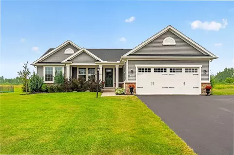 6010 Ivory Dr, Farmington, NY 14425