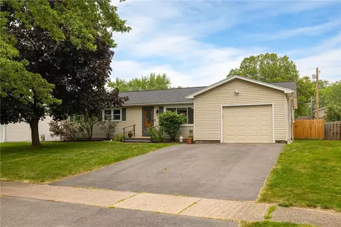 18 Ainsworth Ln, Gates, NY 14624