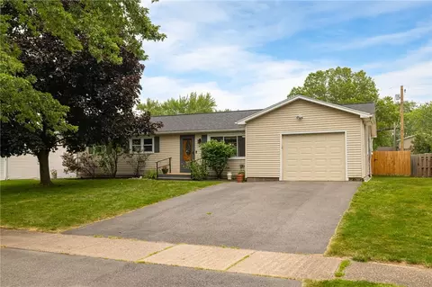 18 Ainsworth Ln, Gates, NY 14624